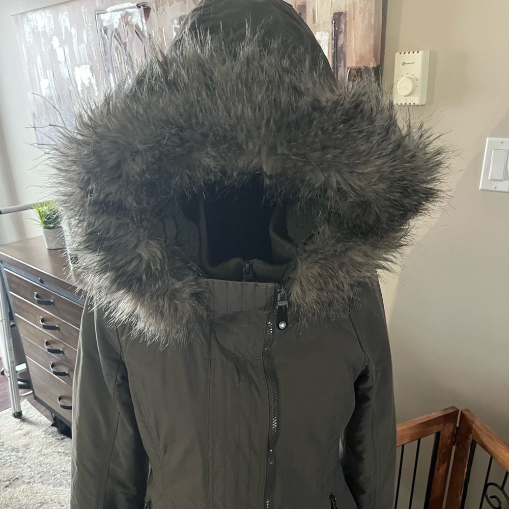 Like new green Bench Winter Coat. Warm. Sits just below waist. Fits sm-med